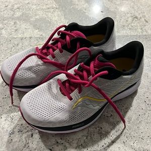 Saucony sneakers size 8W